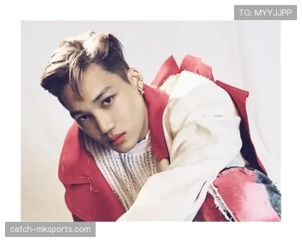 孙准浩在韩国喝个咖啡都要被拍，这哪是踢球啊，分明是顶流爱豆