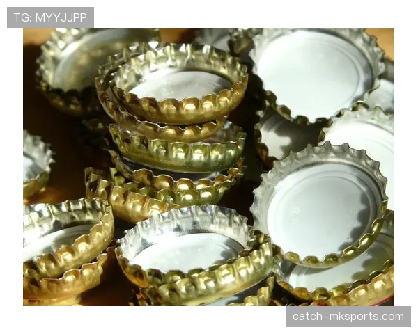 特雷·杨家的冰箱里塞满了能量饮料，连瓶盖都没空拧？